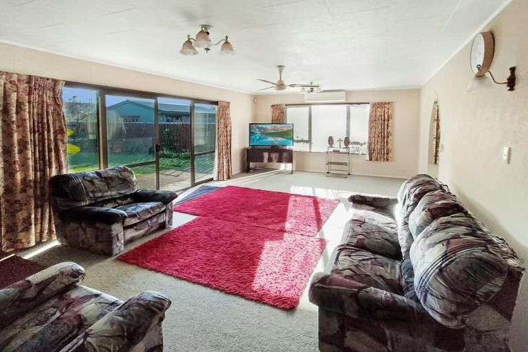 Photo of property in 122 Tait Drive, Greenmeadows, Napier, 4112