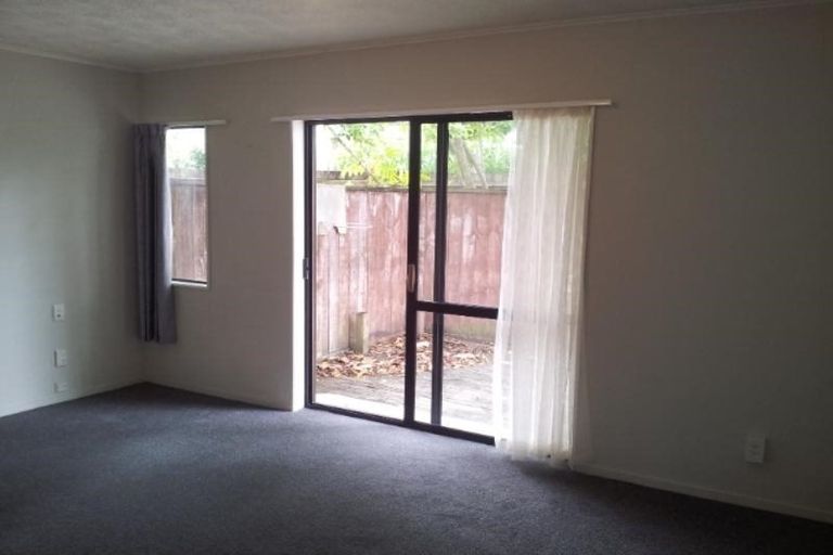Photo of property in 2/59 Athena Drive, Totara Vale, Auckland, 0629