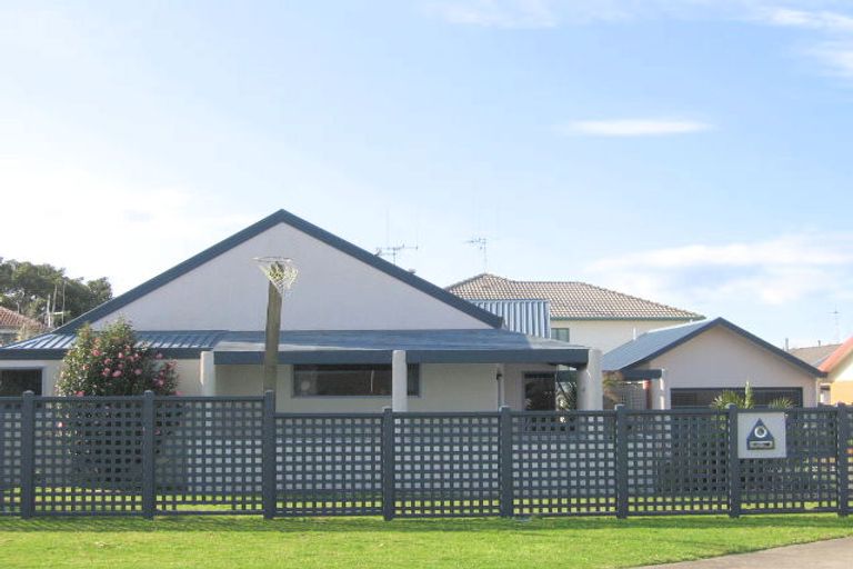 Photo of property in 12 Ngamotu Place, Mount Maunganui, 3116