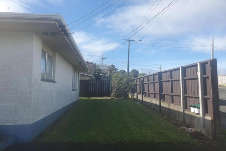 Photo of property in 39a Simons Street, Moturoa, New Plymouth, 4310