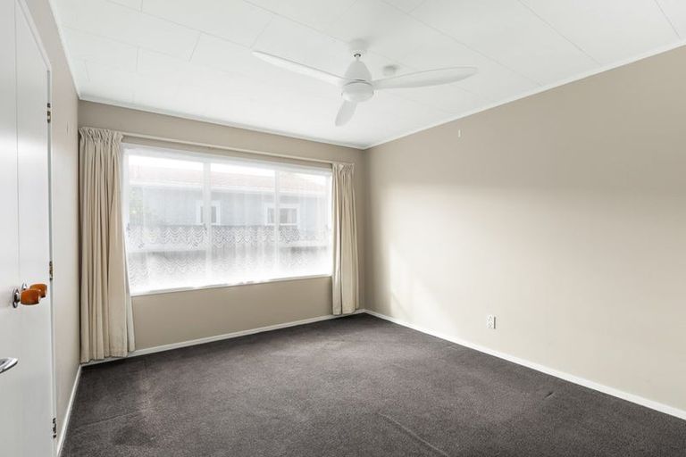 Photo of property in 15 Taikata Road, Te Atatu Peninsula, Auckland, 0610