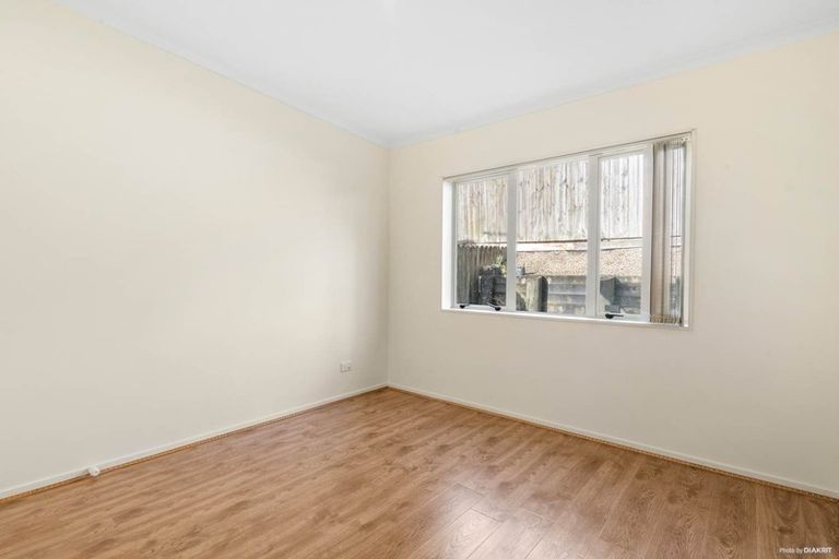 Photo of property in 16 Brashier Circle, Sunnyvale, Auckland, 0612