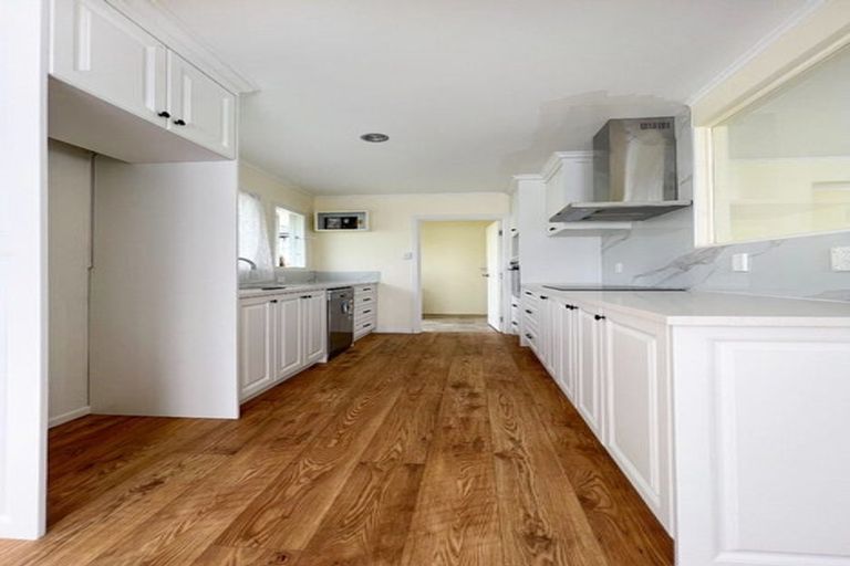 Photo of property in 17 Alma Street, Te Atatu South, Auckland, 0610