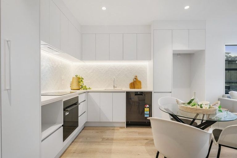 Photo of property in 43 Oteha Valley Road, Northcross, Auckland, 0632