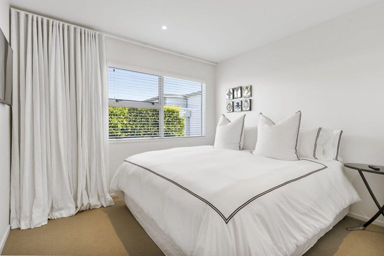 Photo of property in 1/2 Holiday Road, Milford, Auckland, 0620