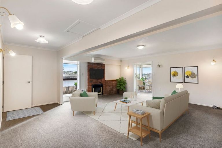 Photo of property in 120 Gossamer Drive, Pakuranga Heights, Auckland, 2010