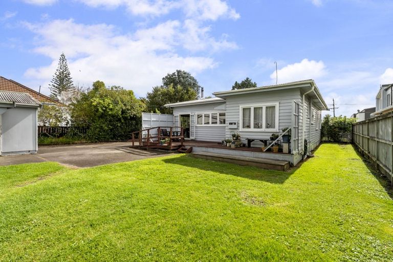Photo of property in 93 Lynwood Road, New Lynn, Auckland, 0600