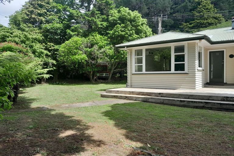 Photo of property in 92 Pinehaven Road, Pinehaven, Upper Hutt, 5019
