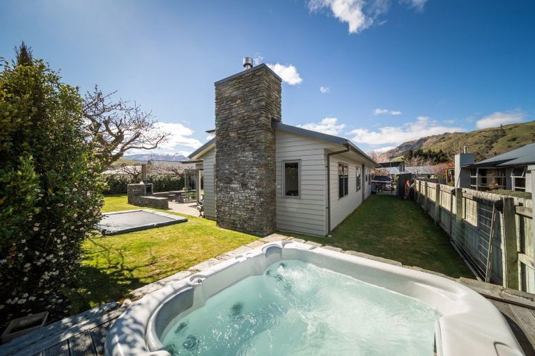 Photo of property in 9 Bridesdale Drive, Lake Hayes, Queenstown, 9304