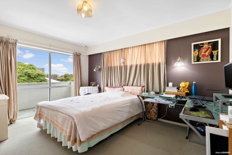 Photo of property in 142 Mokoia Road, Chatswood, Auckland, 0626