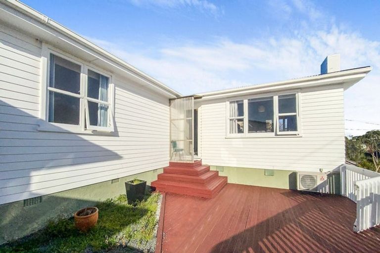 Photo of property in 12 Baylands Drive, Newlands, Wellington, 6037