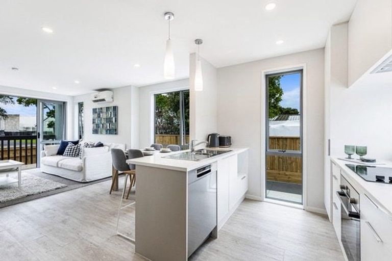 Photo of property in 2/51 Wharf Road, Te Atatu Peninsula, Auckland, 0610