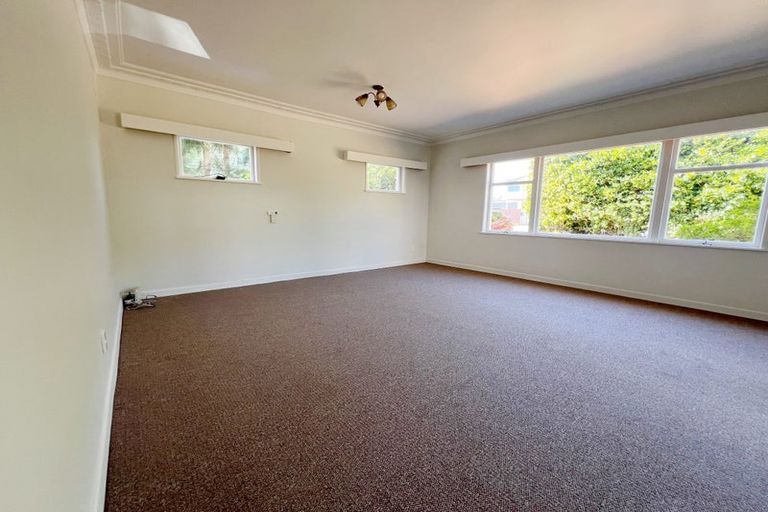Photo of property in 18 Woodford Avenue, Henderson, Auckland, 0610