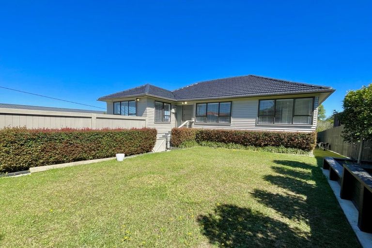 Photo of property in 2/5 Howard Road, Northcote, Auckland, 0627
