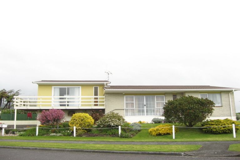 Photo of property in 20 Russell Drive, Oakura, 4314