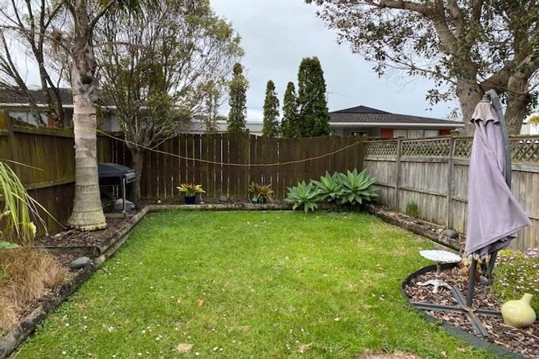 Photo of property in 2/86 Howe Street, Howick, Auckland, 2014