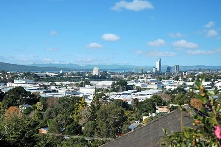 Photo of property in 557c Glenfield Road, Glenfield, Auckland, 0629