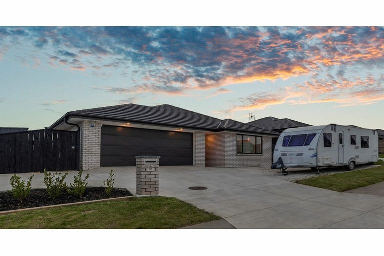 Photo of property in 8 Calder Crescent, Pokeno, 2402