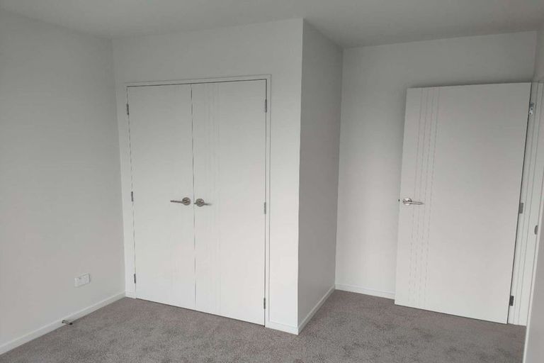 Photo of property in 8/107 Hobsonville Road, West Harbour, Auckland, 0618