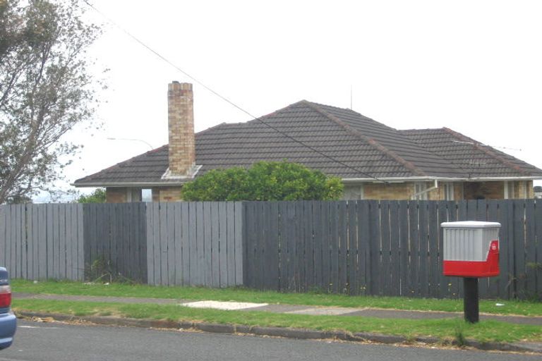 Photo of property in 1/2 Roberts Road, Glenfield, Auckland, 0629