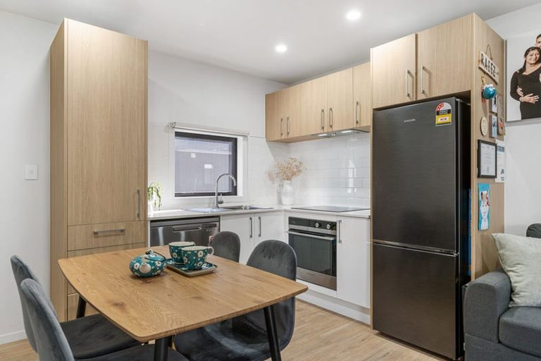 Photo of property in 2/4 Harry Ward Place, Henderson, Auckland, 0610