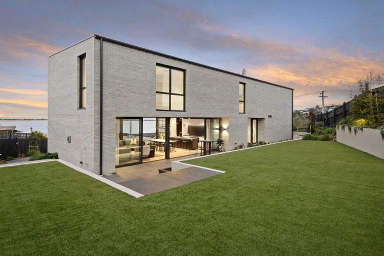 Photo of property in 32 Mount Pleasant Road, Mount Pleasant, Christchurch, 8081