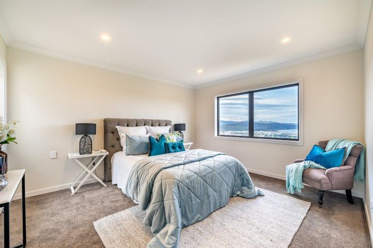 Photo of property in 14 Poto Road, Normandale, Lower Hutt, 5010