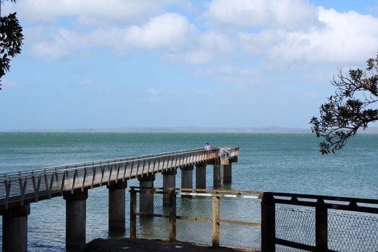 Photo of property in 1/6 Lyons Avenue, Murrays Bay, Auckland, 0630