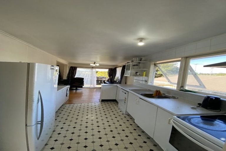 Photo of property in 11 Aplin Place, Birkdale, Auckland, 0626