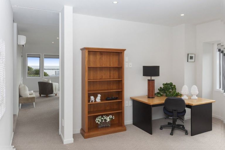 Photo of property in 2 Challenger Lane, Redcliffs, Christchurch, 8081