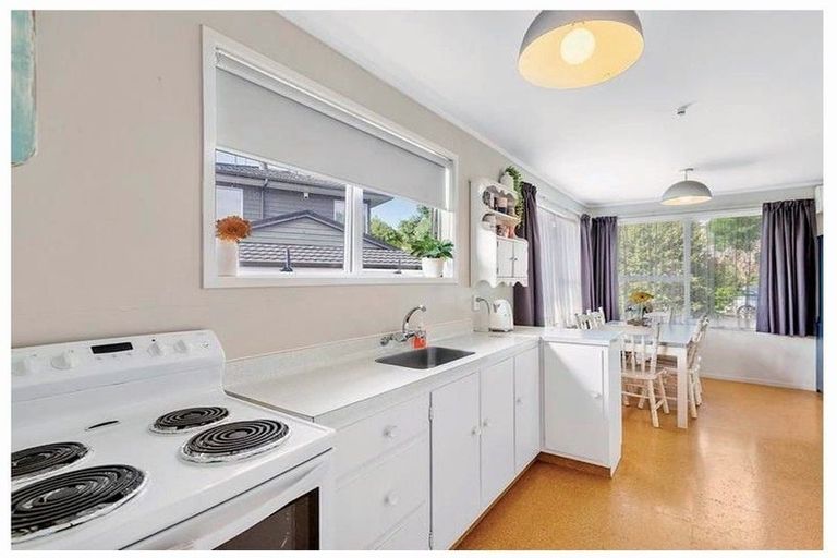 Photo of property in 30 Mirrabooka Avenue, Botany Downs, Auckland, 2010