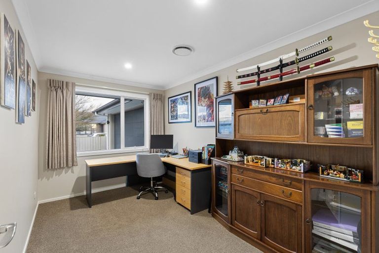 Photo of property in 4 Cyprus Place, Fitzherbert, Palmerston North, 4410