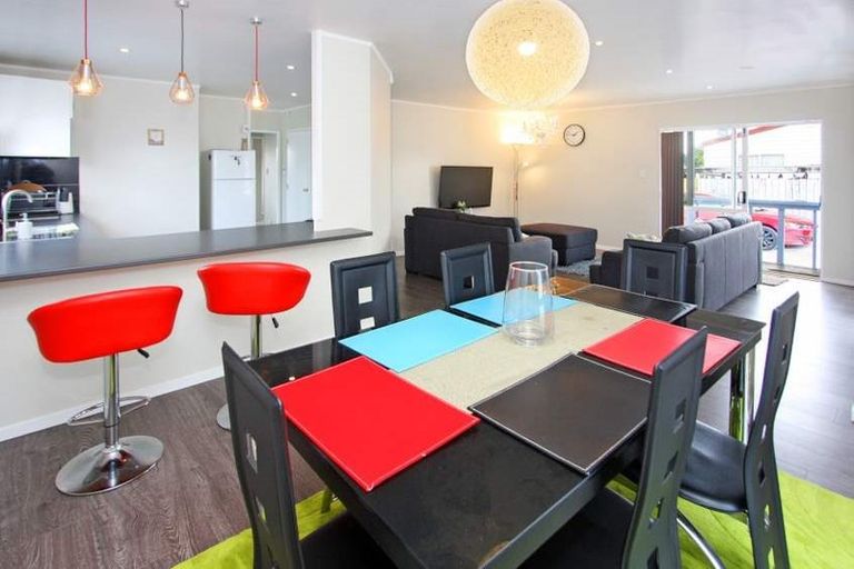 Photo of property in 2/25 Solveig Place, Randwick Park, Auckland, 2105