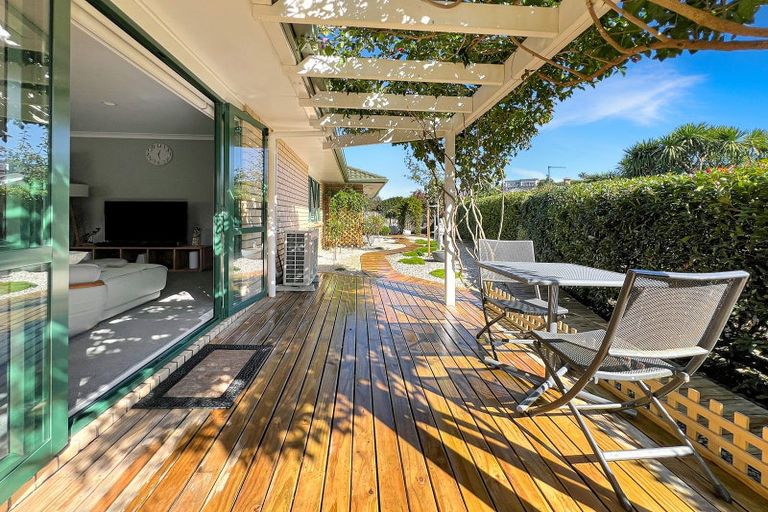 Photo of property in 15 Ina Ville Drive, Pukekohe, 2120