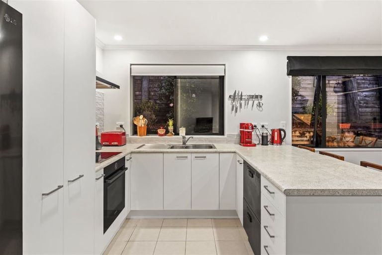 Photo of property in 24 Lomas Way, Albany, Auckland, 0632