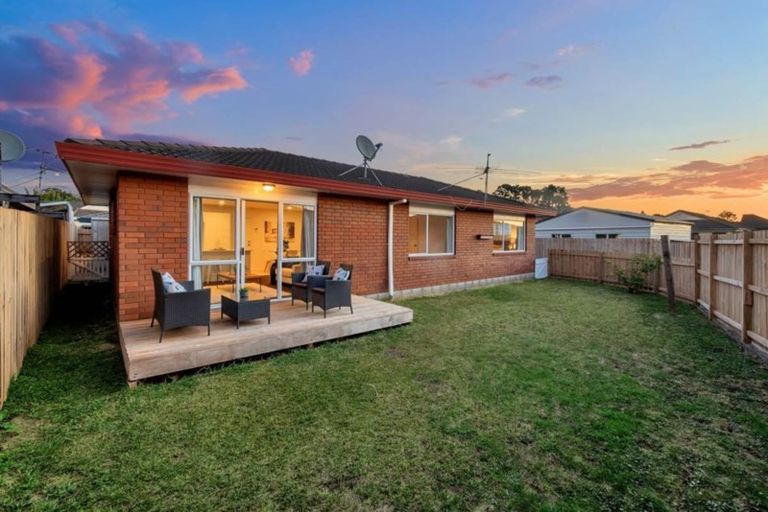 Photo of property in 2/5 Barbados Drive, Unsworth Heights, Auckland, 0632