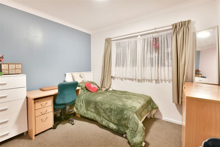 Photo of property in 76 Chivalry Road, Glenfield, Auckland, 0629