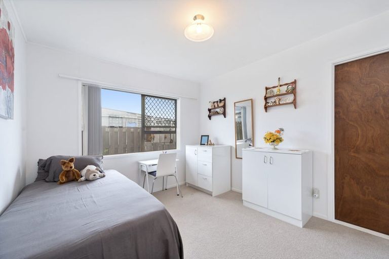 Photo of property in 2/9 Annette Avenue, Te Atatu South, Auckland, 0610