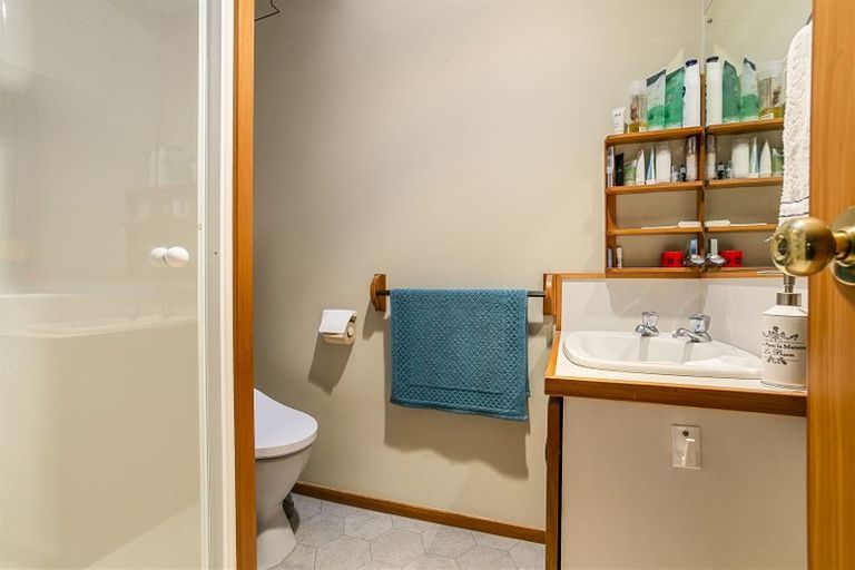 Photo of property in 70b Roberts Road, Glenfield, Auckland, 0629