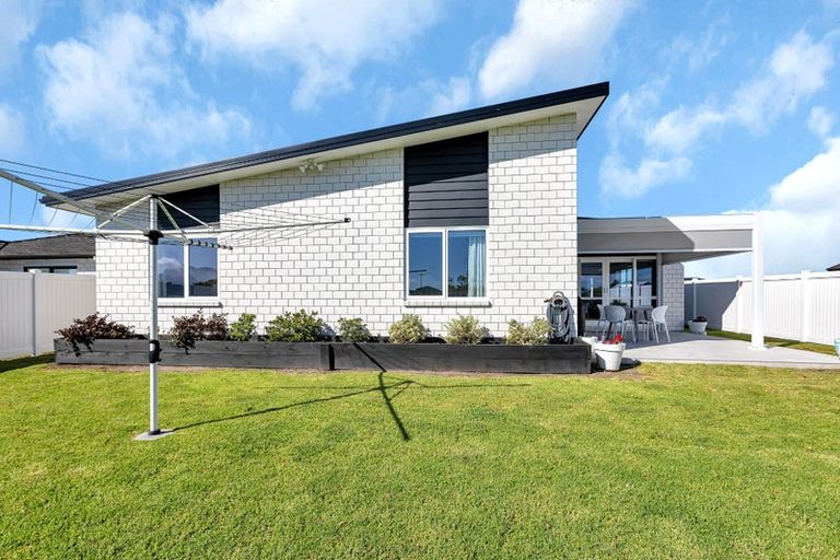 Photo of property in 41 Kaurinui Crescent, One Tree Point, 0118