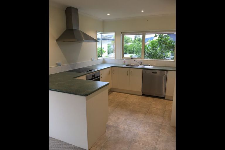 Photo of property in 6 Ishtar Place, One Tree Point, 0118