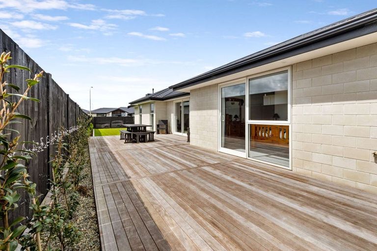 Photo of property in 1 Corsica Court, Fitzherbert, Palmerston North, 4410