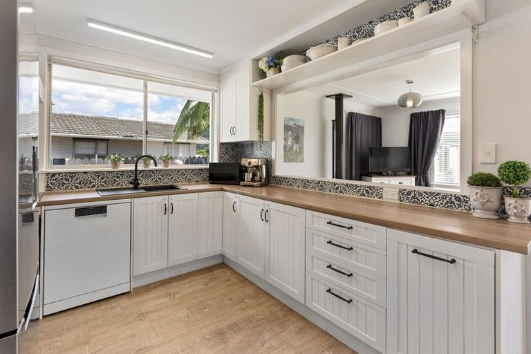 Photo of property in 25 Montana Road, Totara Park, Upper Hutt, 5018