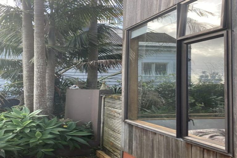 Photo of property in 2/90 Victoria Road, Devonport, Auckland, 0624