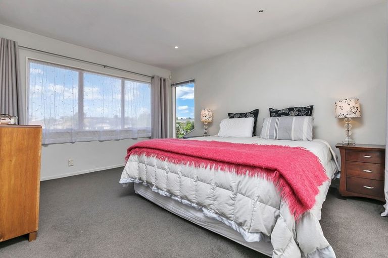 Photo of property in 3 Bridgehead Cove, West Harbour, Auckland, 0618