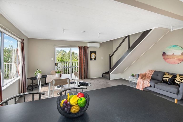 Photo of property in 32a Cheltenham Terrace, Newlands, Wellington, 6037