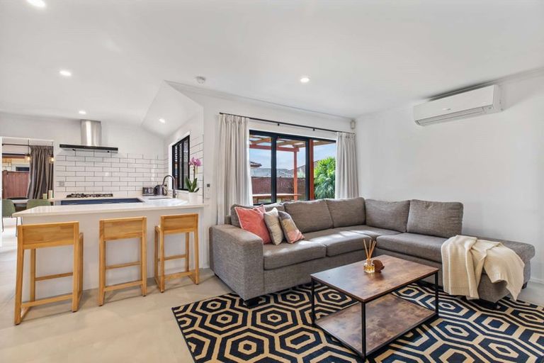 Photo of property in 9 Croftview Road, Wattle Downs, Auckland, 2103