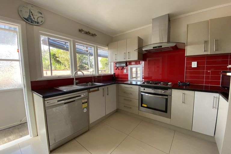 Photo of property in 53 Chatsworth Crescent, Pakuranga Heights, Auckland, 2010