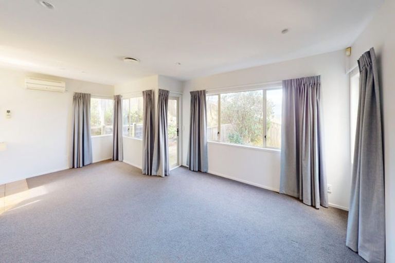 Photo of property in 74 Dress Circle, Newlands, Wellington, 6037