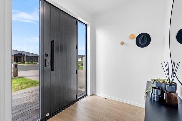 Photo of property in 20 Maturiki Drive, One Tree Point, 0118